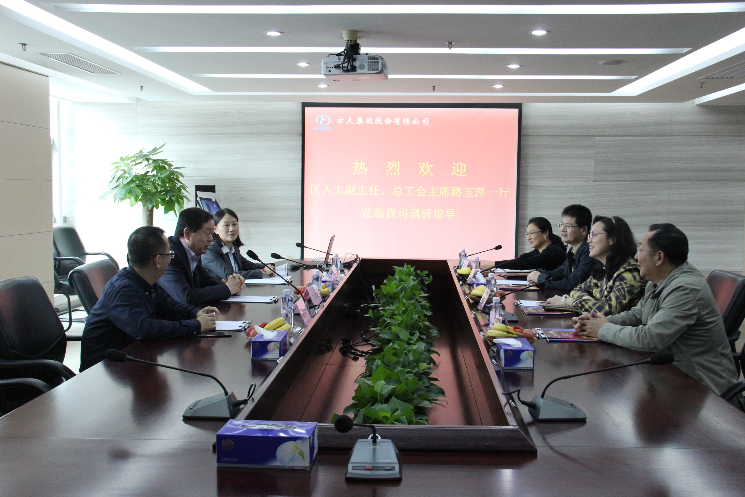 南山区人大副主任、总工会主席路玉萍一行来ga黄金甲集团参观调研